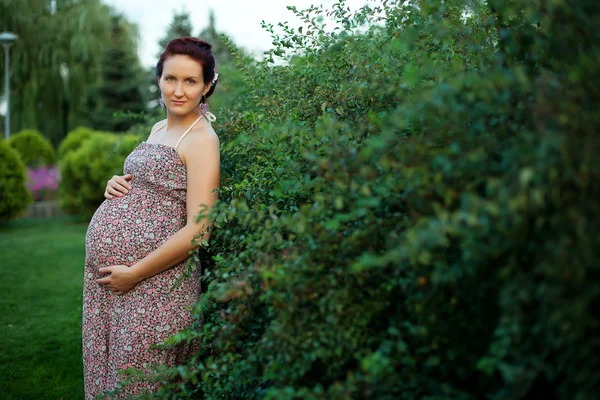 白人妊婦は残り屋外 — ストック写真