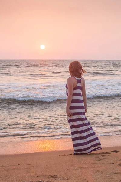 Mujer caucásica descansa en la hermosa orilla del mar — Foto de Stock