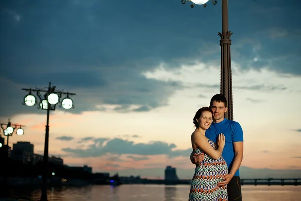 Casal grávida posando no parque — Fotografia de Stock