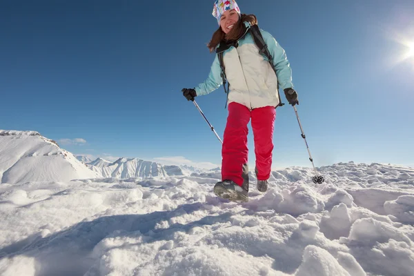 Hiker has fun in Caucasus winter mountains of Georgia — Stock Photo, Image