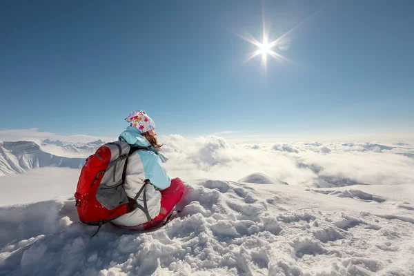 Hiker has fun in Caucasus winter mountains of Georgia — Stock Photo, Image