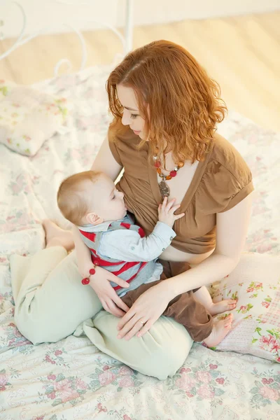 Bela mãe amamentando seu bebê — Fotografia de Stock