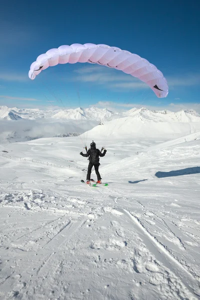 조지아에서 겨울 코 카 서 스 산맥에 패러글라이더 — 스톡 사진