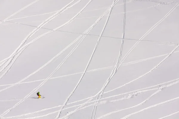Skier s'amuse dans les hautes montagnes d'hiver de la Géorgie — Photo