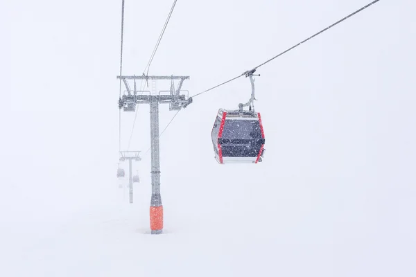 Lyžaři a snowboardisté ve výtahu v Gudauri sněhu se uchylují i — Stock fotografie