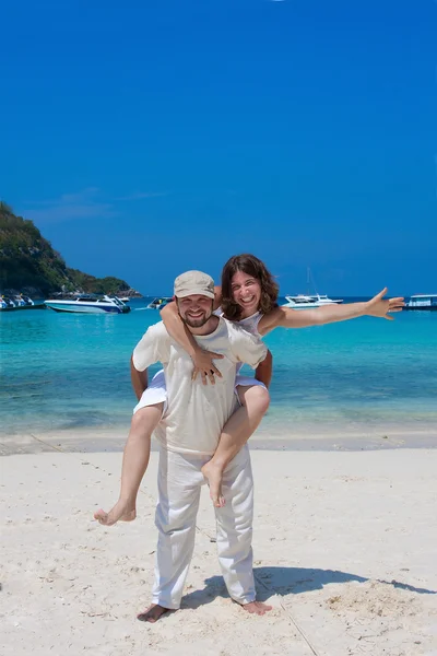 Pareja en la playa — Foto de Stock