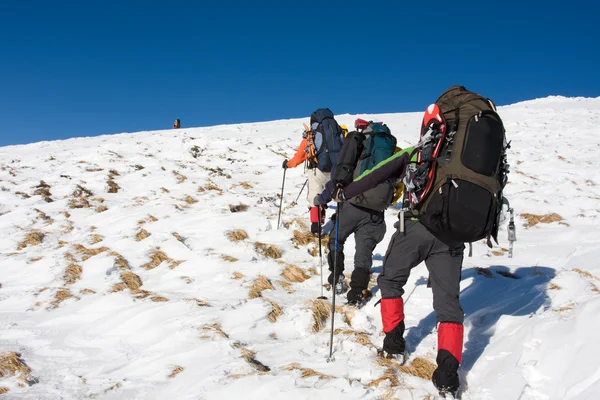 Hiker är på vintern i bergen — Stockfoto