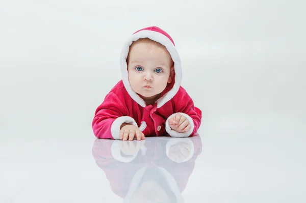 A Santa ruha kisfiú játszik a fehér stúdió — Stock Fotó