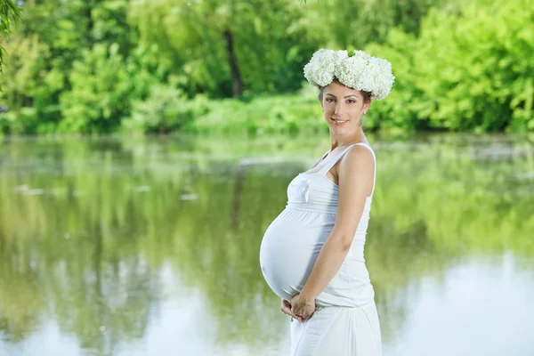 Embarazada mujer caucásica toma descanso al aire libre —  Fotos de Stock