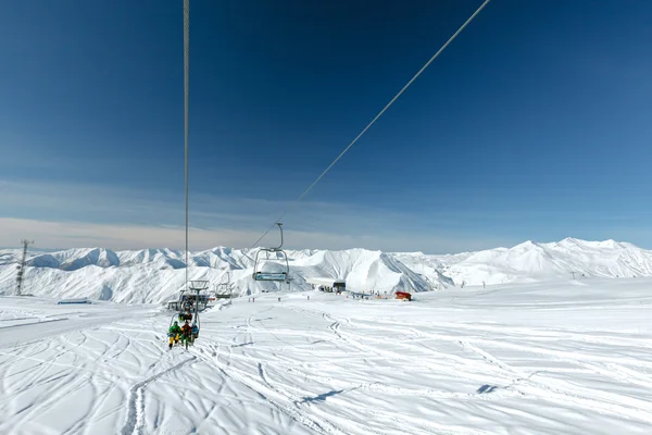 Lyžaři a snowboardisté ve výtahu v Gudauri sněhu se uchylují i — Stock fotografie