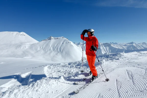 Esquiador echa un vistazo a la pendiente antes de descender en las montañas — Foto de Stock