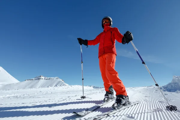 Esquiador echa un vistazo a la pendiente antes de descender en las montañas — Foto de Stock