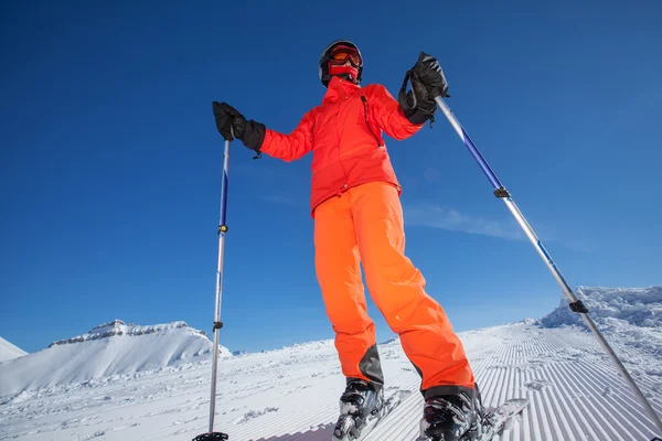 Síelő pózol a kamera, a magas mountaing Gudauri Resort — Stock Fotó