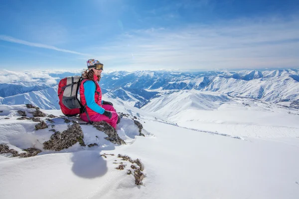 Hiker in winter mountains — Stock Photo, Image