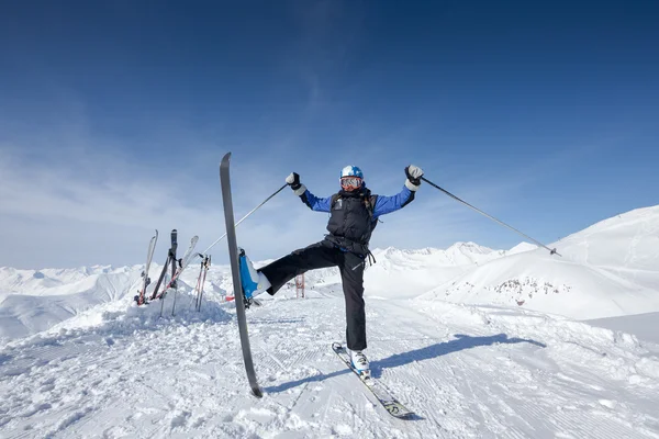 Esquiador se calienta antes del descenso de la alta montaña de invierno en Gudau — Foto de Stock
