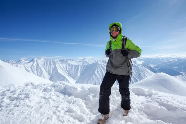 Hiker has fun in Caucasus winter mountains of Georgia — Stock Photo, Image