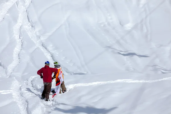Snowboarders se divierten en las altas montañas de invierno en Gudauri, Georg — Foto de Stock