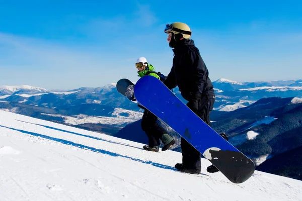 Skier se diverte em altas montanhas de inverno da Geórgia — Fotografia de Stock