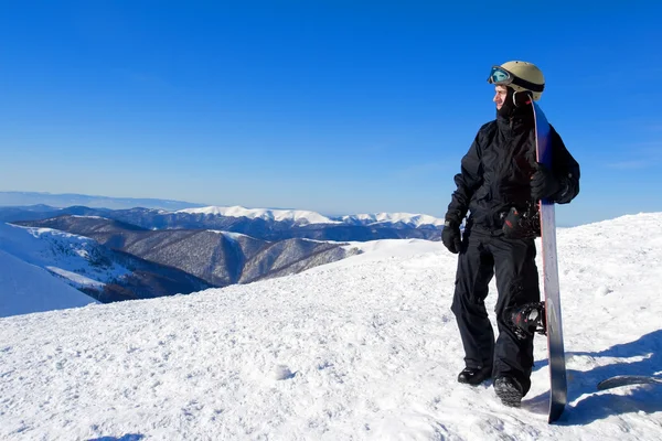 Skier se diverte em altas montanhas de inverno da Geórgia — Fotografia de Stock