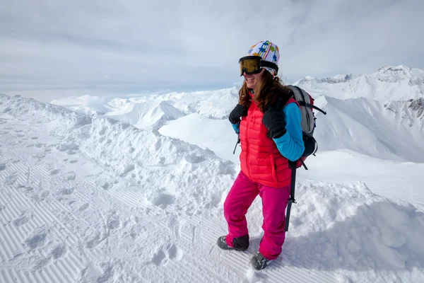 Senderista se divierte en las montañas de invierno del Cáucaso de Georgia — Foto de Stock