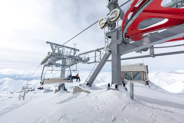 Snowboarder no elevador no resort de neve Gudauri, na Geórgia — Fotografia de Stock