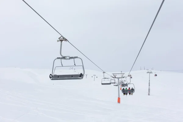 Esquiadores e snowboarders no elevador no resort de neve Gudauri i — Fotografia de Stock