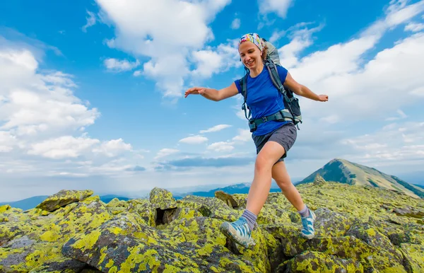 Nő a túrázás, a Kárpát-hegység — Stock Fotó