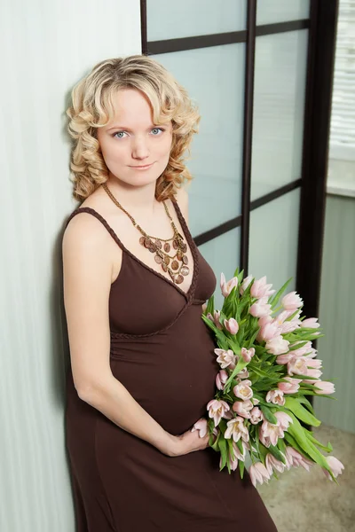 Szép terhes nő otthon nézz a kamerába — Stock Fotó