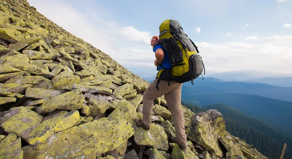 Hiker membuat jalan di pegunungan Carpathian — Stok Foto
