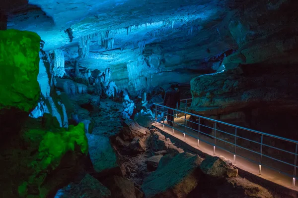 Grotte Sataplia en Géorgie éclairée par différentes couleurs — Photo