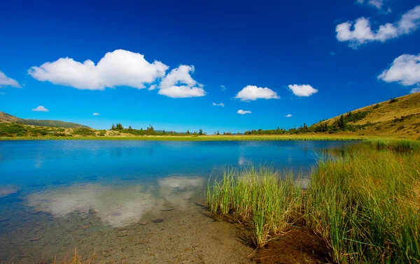 Belas vistas do lago na montanha — Fotografia de Stock