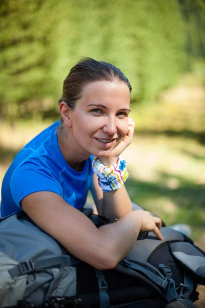 Mujer excursionista toma descanso en la mochila al aire libre —  Fotos de Stock