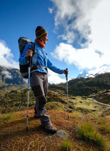 Randonneur sur le trek dans l'Himalaya, vallée de Khumbu, Népal — Photo