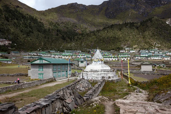 Murallas sagradas de mani en el valle de Khumbu en Nepal — Foto de Stock