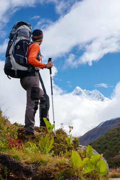 Randonneur posant à la caméra sur le trek dans l'Himalaya, Népal — Photo