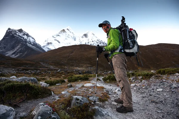 Randonneur sur le trek dans l'Himalaya, vallée de Khumbu, Népal — Photo