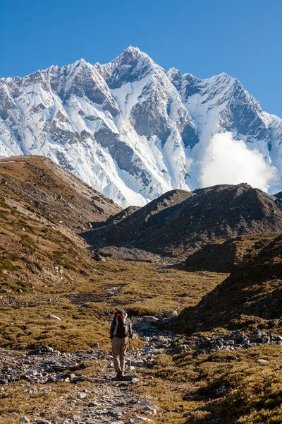 Turista na trek v Himálaji, údolí Khumbu, Nepál — Stock fotografie