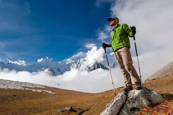 Caminante posando en cámara en la caminata en Himalaya, Nepal — Foto de Stock