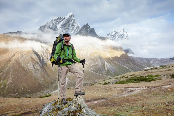 Caminante posando en cámara en la caminata en Himalaya, Nepal — Foto de Stock