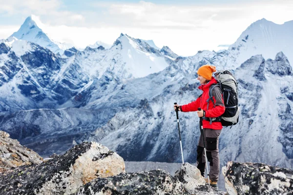 Himalayalar, Nepal Trek kamera poz uzun yürüyüşe çıkan kimse