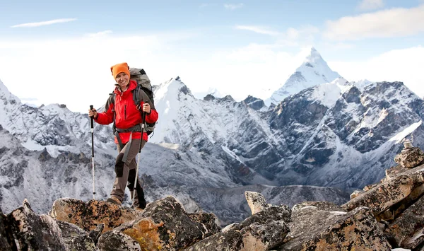 Randonneur sur le trek dans l'Himalaya, vallée de Khumbu, Népal — Photo