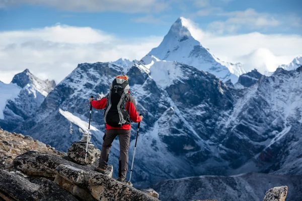 히말라야, 네팔 여행에 카메라에 포즈를 취하는 등산객 — 스톡 사진