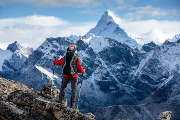 Hiker posing at camera on the trek in Himalayas, Nepal — Stock Photo, Image