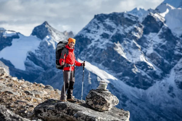 Wanderer posiert vor der Kamera auf dem Trek im Himalaya, Nepal — Stockfoto