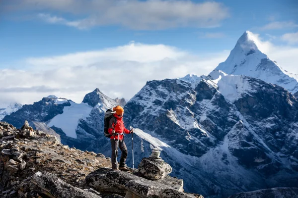 Hiker poserar på kamera på vandring i Himalaya, Nepal — Stockfoto