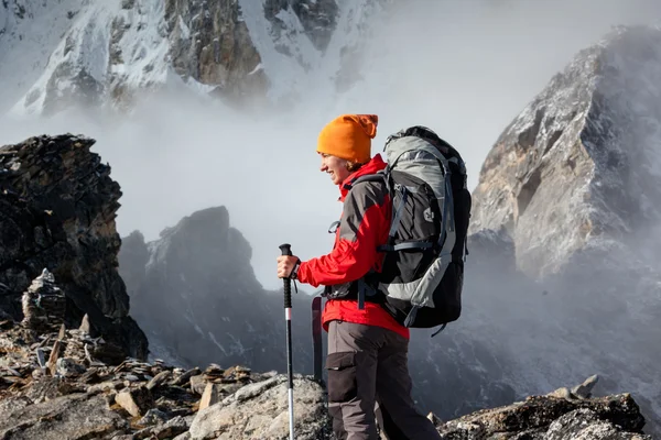 Πεζοπόρος για το ταξίδι στα Ιμαλάια, Khumbu κοιλάδα, Νεπάλ — Φωτογραφία Αρχείου