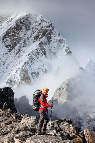 Turista na trek v Himálaji, údolí Khumbu, Nepál — Stock fotografie