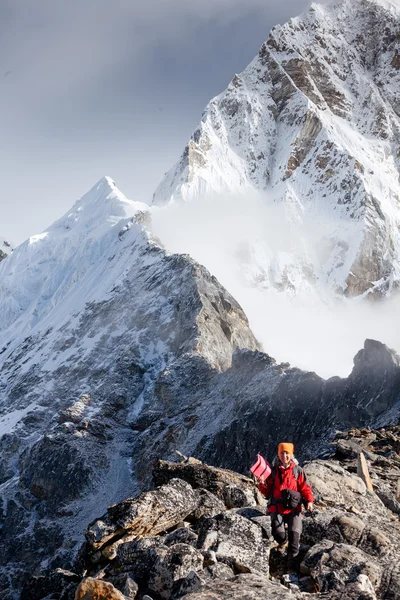徒步旅行者在尼泊尔的喜马拉雅山脉中跋涉的照相机摆姿势 — 图库照片