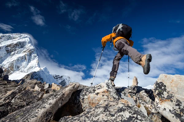 Wanderer springt in Nepal auf Felsen nahe Everest — Stockfoto