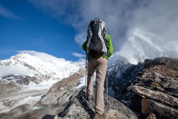 Turista na trek v Himálaji, údolí Khumbu, Nepál — Stock fotografie